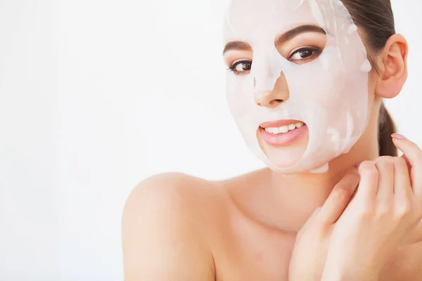 Hautpflege. junges Weibchen entfernt Maske von Gesichtshaut. Frau Schönheit Gesicht — Stockfoto
