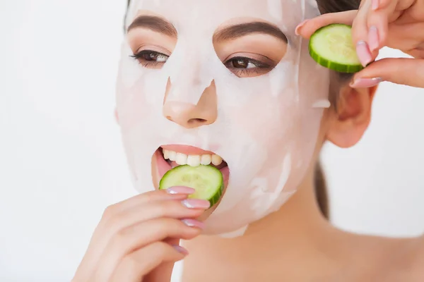 Cuidado de la piel. Cara de mujer de belleza con piel fresca en spa — Foto de Stock