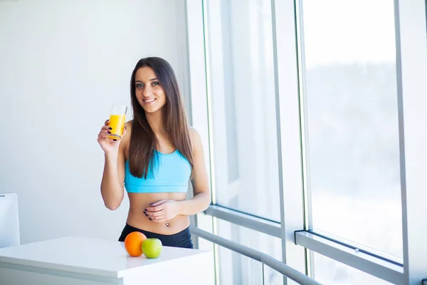 Dieta. Feliz joven sonriente bebiendo jugo de naranja — Foto de Stock