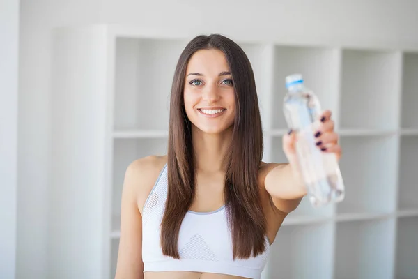 Dieta e Água Potável. Mulher com garrafa de água — Fotografia de Stock