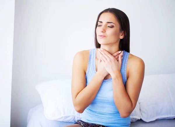 Mooie vrouw ziek gevoel, hoofdpijn, pijnlijke lichaam pijn hebben — Stockfoto