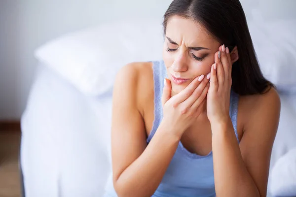 Dolor en los dientes. Bella mujer sufriendo de dolor de muelas dolorosas — Foto de Stock