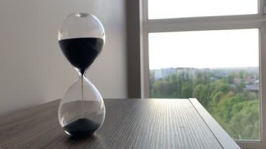 Kum saat zaman atlamalı. Kum saati. Kumlar saat camında hareket eder