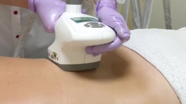 Cilt bakımı. Kozmetolojist sırtına lpg masajı yapıyor