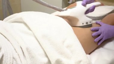 Güzellik kliniğinde Lpg donanım masajı yaptıran kadın. Profesyonel güzellik çalışıyor