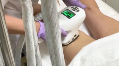 Güzellik kliniğinde Lpg donanım masajı yaptıran kadın. Profesyonel güzellik çalışıyor