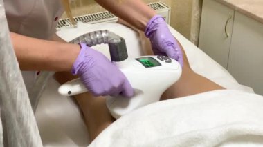 Güzellik kliniğinde Lpg donanım masajı yaptıran kadın. Profesyonel güzellik çalışıyor