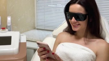 Profesyonel güzellik çalışıyor. Eldeki tüyleri çıkarmanın yakın çekim prosedürü. Diyot lazer lazer epilasyon