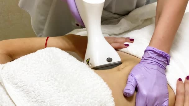 Péče o pokožku. Žena se uklidňuje a na klinice krásy má na LPG hardwarovou masáž. Profesionální beauticijské práce — Stock video