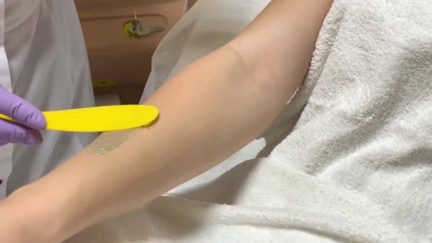 Professional beautician working. Close-up procedure of removing hairs on hand. Laser hair removal on a diode laser — Stock Video