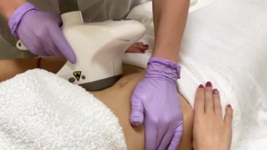 Cilt bakımı. Kadın rahatlatıcı, güzellik kliniğinde Lpg donanım masajı alıyorum. Profesyonel güzellik çalışıyor