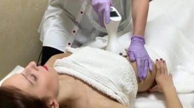 Cilt bakımı. Kadın rahatlatıcı, güzellik kliniğinde Lpg donanım masajı alıyorum. Profesyonel güzellik çalışıyor