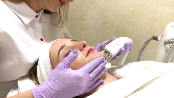 Žena, která dostává hardwarovou masáž na LPG na klinice krásy. Profesionální beauticijské práce — Stock video