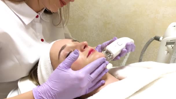 Mujer recibiendo masaje de hardware de GLP en la clínica de belleza. esteticista profesional trabajando — Vídeos de Stock