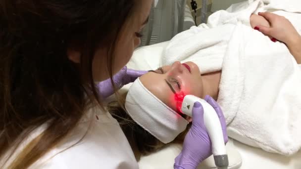 Жінка отримує апаратний масаж LPG в клініці краси. Професійний косметолог працює — стокове відео