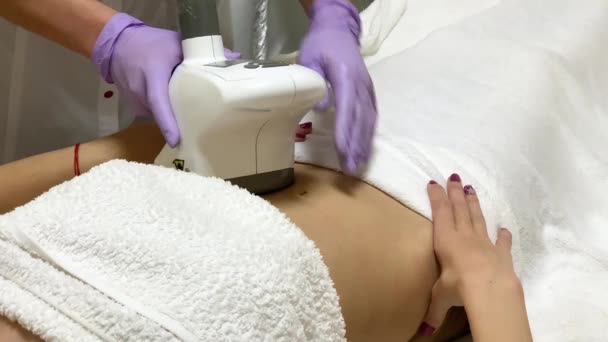 Perawatan kulit. Wanita santai, mendapatkan pijat perangkat keras LPG di klinik kecantikan. Profesional ahli kecantikan bekerja — Stok Video