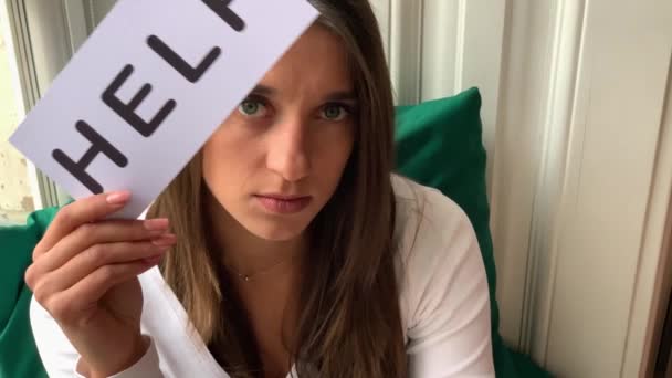 Frauen brauchen Hilfe. Traurige Frau mit Hilfeschild — Stockvideo