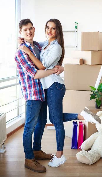 Feliz joven pareja mudándose juntos en nuevo apartamento — Foto de Stock