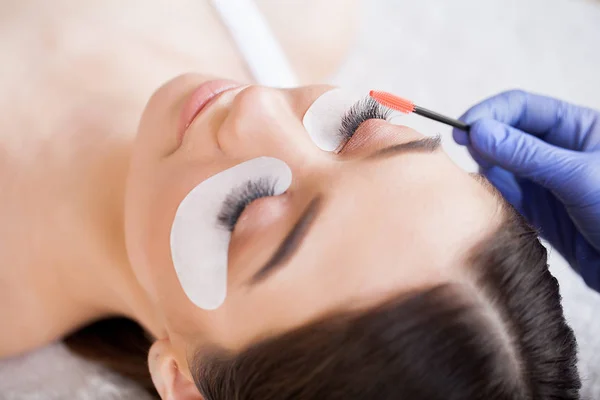 엘러 쉬 엑스 테. 가짜 Eyelashes. Eyelash Extension Procedure. 직업적 인 스타일리스트가 여성의 띠를 길게 늘인다. 미용실의 주인이자 고객 — 스톡 사진