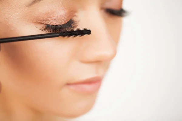 엘러 쉬 엑스 테. 가짜 Eyelashes. Eyelash Extension Procedure. 직업적 인 스타일리스트가 여성의 띠를 길게 늘인다. 미용실의 주인이자 고객 — 스톡 사진