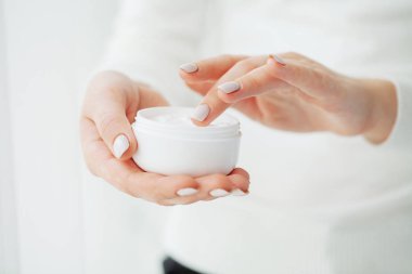 Ot ilaç. Bilim adamı, dermatolog organik doğal bitki kozmetik ürün laboratuvarda olun. Güzellik sağlıklı cilt bakım kavramı. Krem, Serum