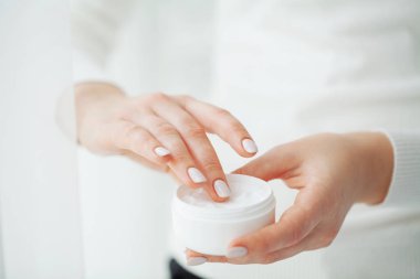 Ot ilaç. Bilim adamı, dermatolog organik doğal bitki kozmetik ürün laboratuvarda olun. Güzellik sağlıklı cilt bakım kavramı. Krem, Serum