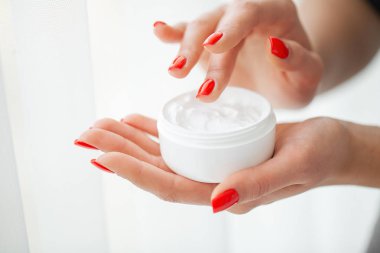 Ot ilaç. Bilim adamı, dermatolog organik doğal bitki kozmetik ürün laboratuvarda olun. Güzellik sağlıklı cilt bakım kavramı. Krem, Serum