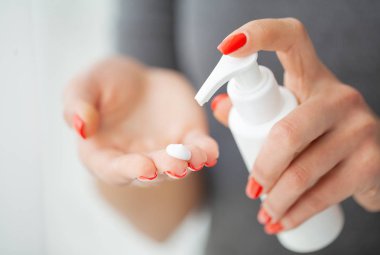 Ot ilaç. Bilim adamı, dermatolog organik doğal bitki kozmetik ürün laboratuvarda olun. Güzellik sağlıklı cilt bakım kavramı. Krem, Serum