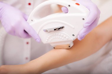 Vücut Bakımı. Lazer Epilasyon. Genç Kadının SaçLarını Kaldıran Güzellik Uzmanı Koltuk Altı. Kozmetik Güzellik Kliniğinde Lazer Epilasyon Tedavisi. Tüysüz Pürüzsüz Ve Yumuşak Cilt. Sağlık ve Güzellik Kavramı