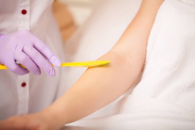 Vücut Bakımı. Lazer Epilasyon. Genç Kadının SaçLarını Kaldıran Güzellik Uzmanı Koltuk Altı. Kozmetik Güzellik Kliniğinde Lazer Epilasyon Tedavisi. Tüysüz Pürüzsüz Ve Yumuşak Cilt. Sağlık ve Güzellik Kavramı