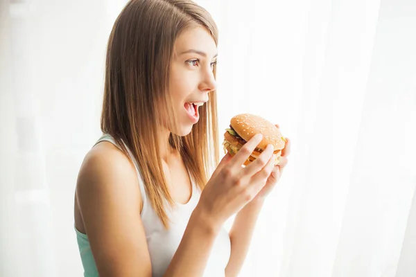 Diyet. Genç kadın abur cubur yemesini engelliyor. Sağlıklı beslenme konsepti — Stok fotoğraf