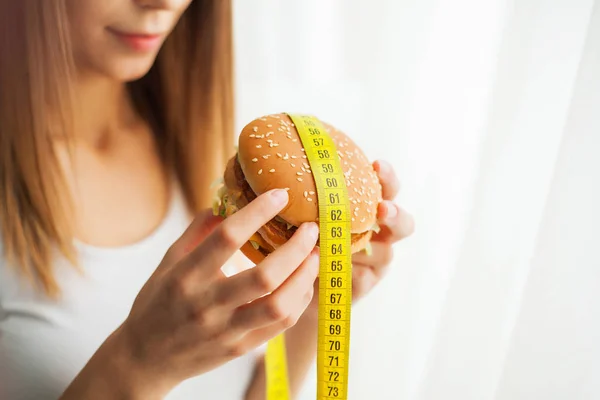 Dieta. Mujer joven impidiéndole comer comida chatarra. Concepto de alimentación saludable — Foto de Stock