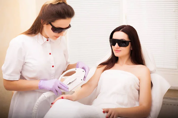 Pielęgnacja skóry. Dorosła kobieta o depilacji laserowej w profesjonalnym salonie kosmetycznym — Zdjęcie stockowe