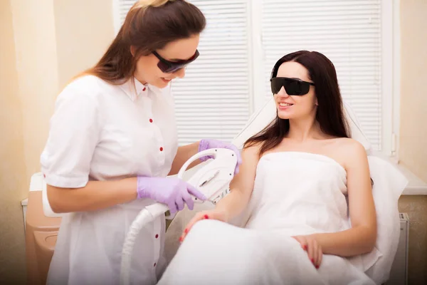 Hautpflege. Erwachsene Frau mit Laser-Haarentfernung in professionellem Schönheitssalon — Stockfoto