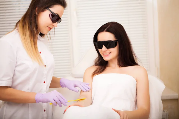 Pielęgnacja skóry. Dorosła kobieta o depilacji laserowej w profesjonalnym salonie kosmetycznym — Zdjęcie stockowe