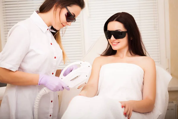 Huidverzorging. Volwassen vrouw met laser ontharing in professionele schoonheidssalon — Stockfoto