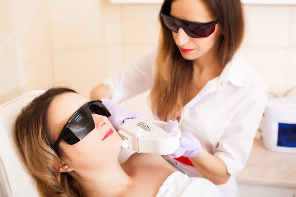 Pielęgnacja skóry. Kobieta otrzymująca leczenie depilacji laserowej na twarzy — Zdjęcie stockowe