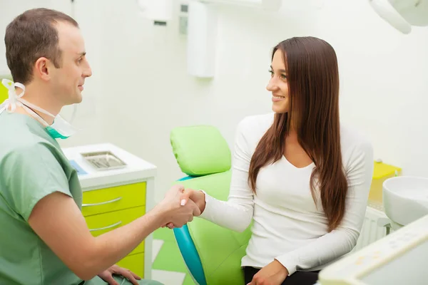 Patient in der Zahnmedizin. hübsche Frau besucht ihren Zahnarzt in der Klinik — Stockfoto