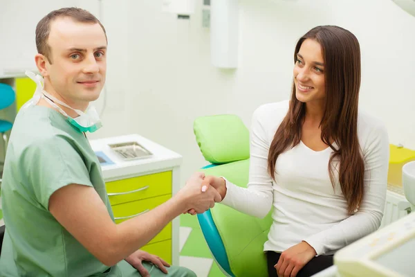 Patient in der Zahnmedizin. hübsche Frau besucht ihren Zahnarzt in der Klinik — Stockfoto