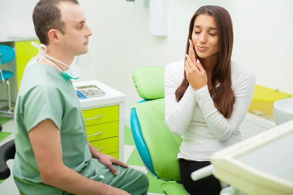 Patient in dentistry. Pretty woman visiting her dentist in clinic — Φωτογραφία Αρχείου