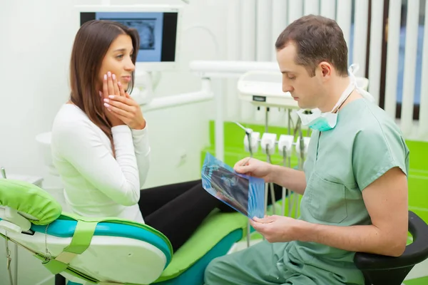 Paciente en odontología. Mujer bonita visitando a su dentista en la clínica —  Fotos de Stock