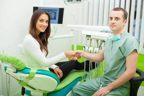 Patient in dentistry. Pretty woman visiting her dentist in clinic — Stockfoto