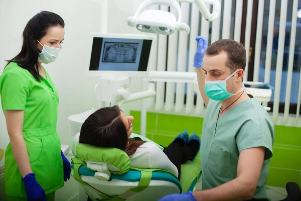 Paciente en odontología. Mujer bonita visitando a su dentista en la clínica —  Fotos de Stock