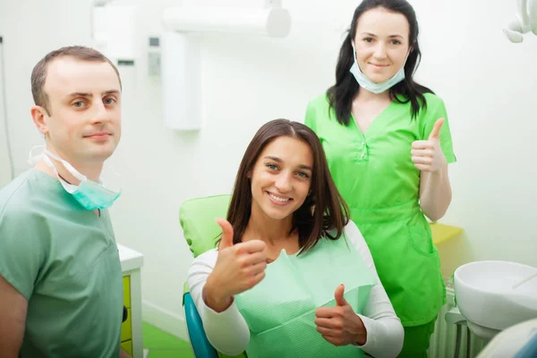 Patient in der Zahnmedizin. hübsche Frau besucht ihren Zahnarzt in der Klinik — Stockfoto