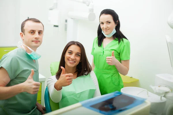 Paciente en odontología. Mujer bonita visitando a su dentista en la clínica —  Fotos de Stock