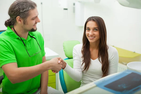 Patient in dentistry. Pretty woman visiting her dentist in clinic — ストック写真