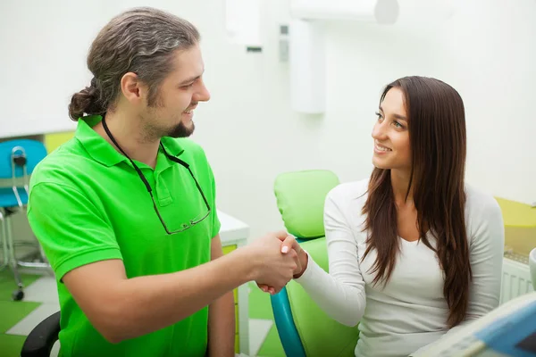 Patient en dentisterie. Jolie femme rendant visite à son dentiste en clinique — Photo