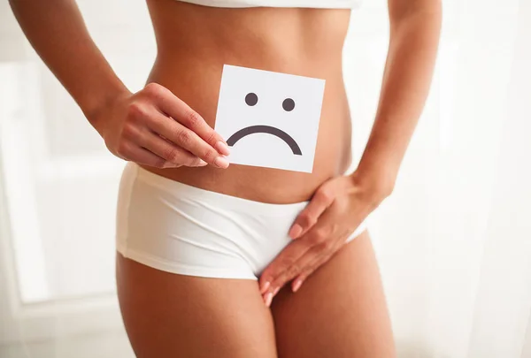 Saúde da mulher. Corpo Feminino Segurando Triste Cartão Sorridente Perto do Estômago — Fotografia de Stock