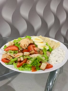 Tavuk, mozzarella ve kiraz domates ile Sezar salatası