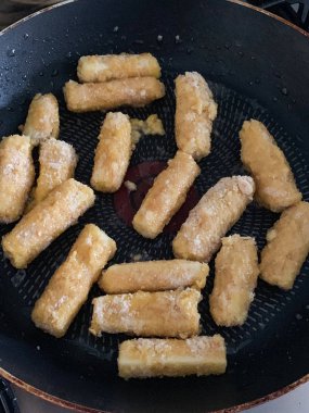 Kızarmış mozzarella peyniri tavada ekmek çubukları